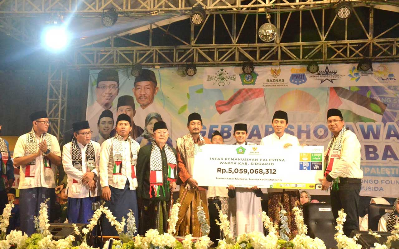 Bupati Muhdlor simbolis menyerahkan donasi warga Sidoarjo untuk Palestina ke Baznas Sidoarjo, Sabtu (25/11/2023) malam. Foto: Ist.