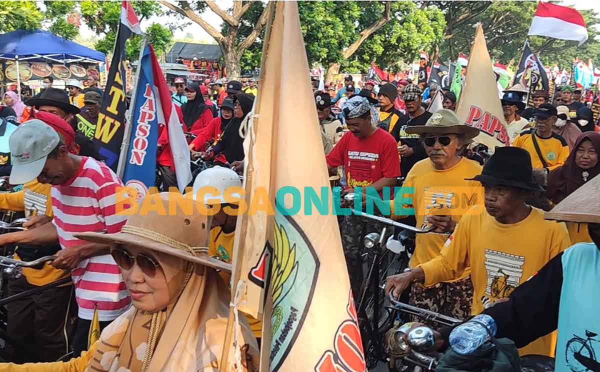 Ribuan pesepeda tua saat antre untuk diberangkatkan. Foto: MUJI HARJITA/BANGSAONLINE