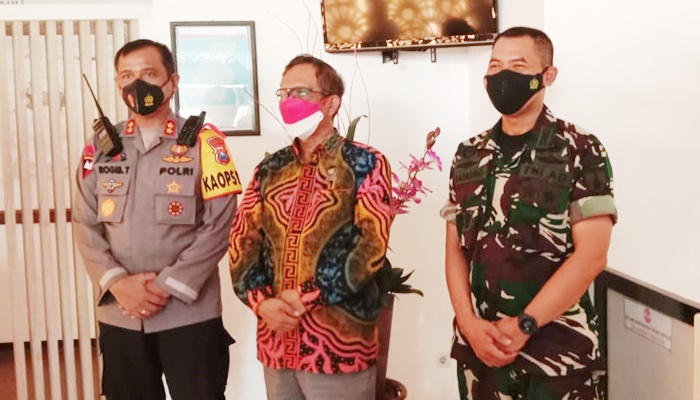 Menko Polhukam Mahfud MD saat berada di Kabupaten Pamekasan didampingi Kapolres Pamekasan AKBP Rogib Triyanto dan Dandim 0826/Pamekasan Letkol Inf Tejo Baskoro.