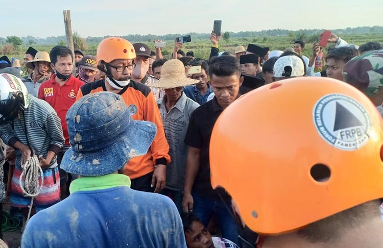 BPBD Kabupaten Pamekasan bersama relawan FRPB dan TNI-Polri beserta masyarakat setempat saat melakukan evakuasi korban.  (foto: Budi C).