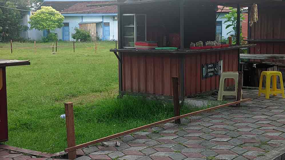Bikin tersandung. Bouwplank yang masih tertancap di dekat lapak kontainer milik Wiwik. Foto: Hendro Suhartono.
