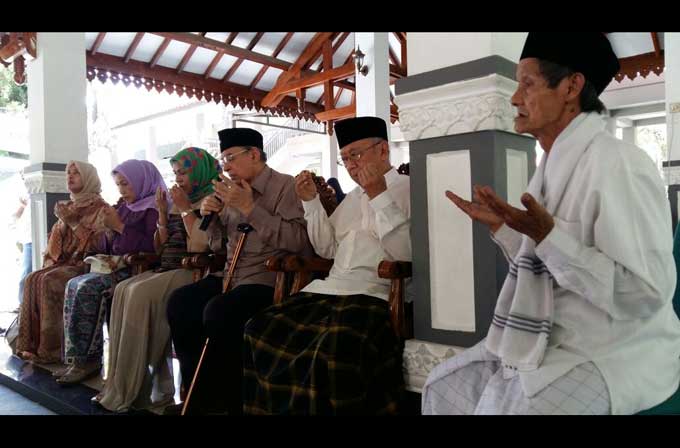 Quraish Shihab didampingi Gus Solah saat berada di komplek makam Gus Dur dan KH. Hasyim Asyari.