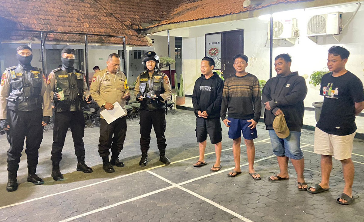 Empat pemuda yang kedapatan pesta miras saat diamankan di Polrestabes Surabaya.
