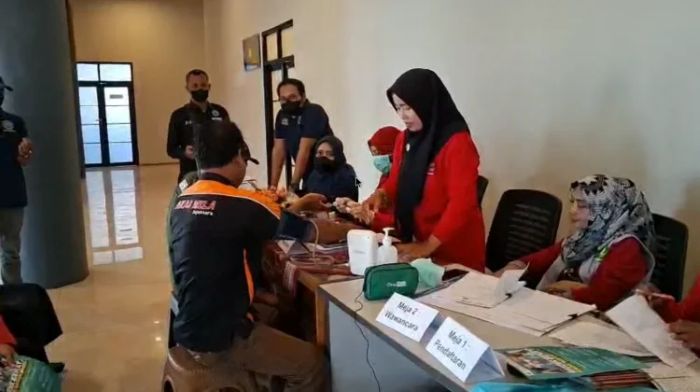 Petugas Dinkes P2KB Sumenep saat memeriksa salah satu sopir bus
