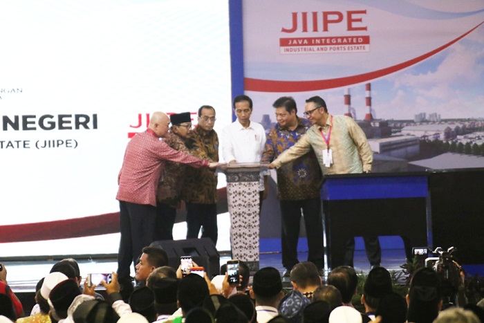 Pakde Karwo bersama Presiden Jokowi menekan tombol sirine peresmian JIIPE. Foto: Syuhud/BANGSAONLINE