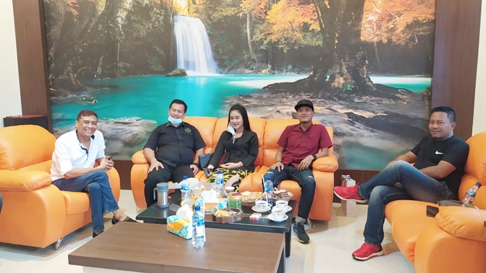 Sejumlah pimpinan hotel di Banyuwangi saat melakukan kunjungan ke kantor baru Seblang.com dan Biro HARIAN BANGSA Banyuwangi di Jalan Wijaya Kusuma No. 47, Kelurahan Boyolangu, Kecamatan Giri, Banyuwangi, Selasa (23/2/2021).
