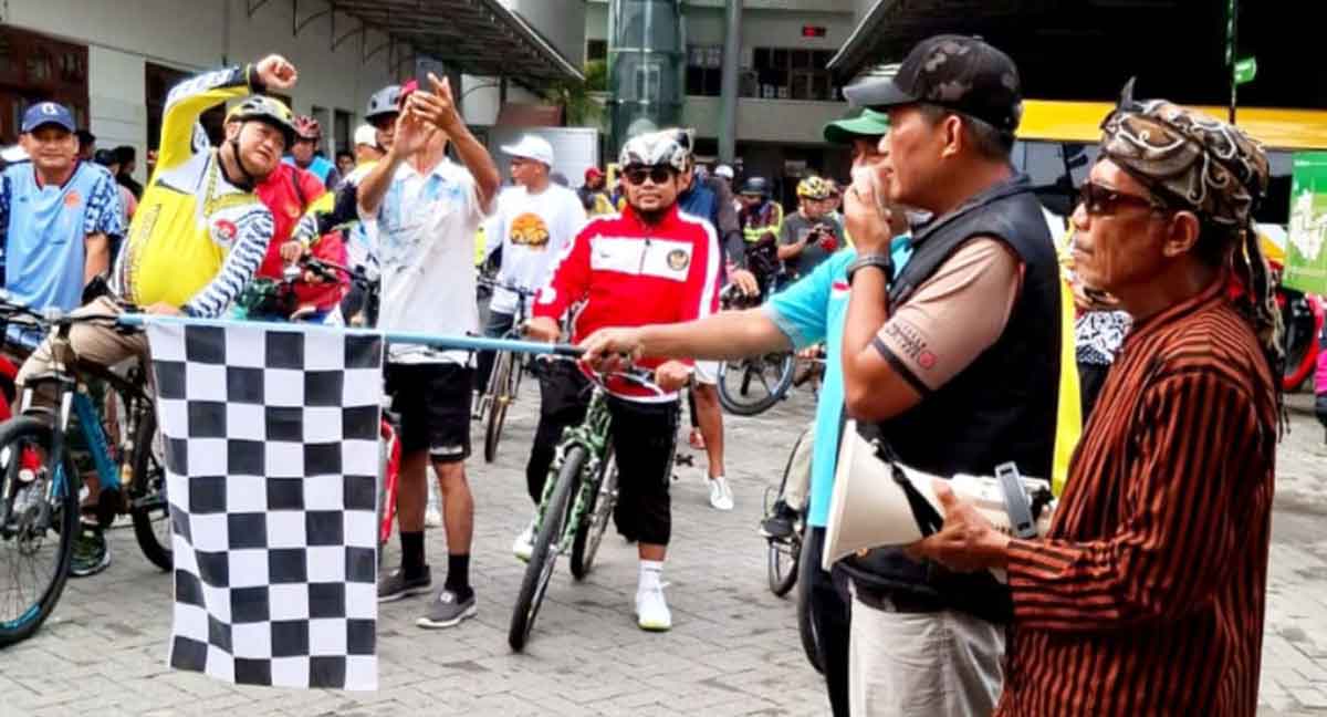 Wakil Ketua Ponpes Wali Barokah, sekaligus Ketua LDII Kota Kediri, Agung Riyanto saat memberangkatkan peserta gowes Hari Pahlawan. Foto: Ist