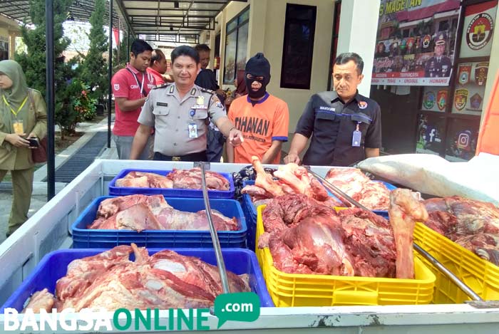 Kasubbag Humas Polres Magetan AKP Suyatni bersama tersangka menunjukkan barang bukti. foto: ZAINAL ABIDIN/ BANGSAONLINE