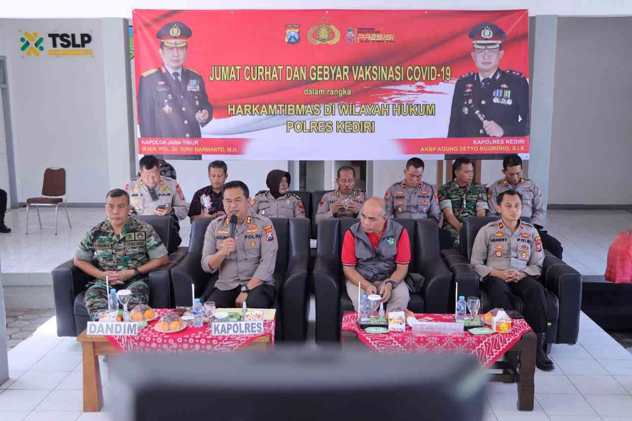 Kapolres Kediri AKBP Agung Setyo Nugroho (pegang mik) saat menjawab pertanyaan warga. Foto: Ist.