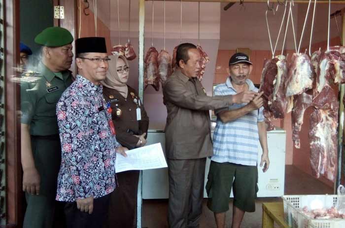 Plt Wali Kota Suyitno, Kajari Halila Rama Purnama, dan Kadisperindag Ruby Hartoyo sidak ke Pasar Tanjung Anyar. foto: Yudi Eko Purnomo/ bangsaonline.com 