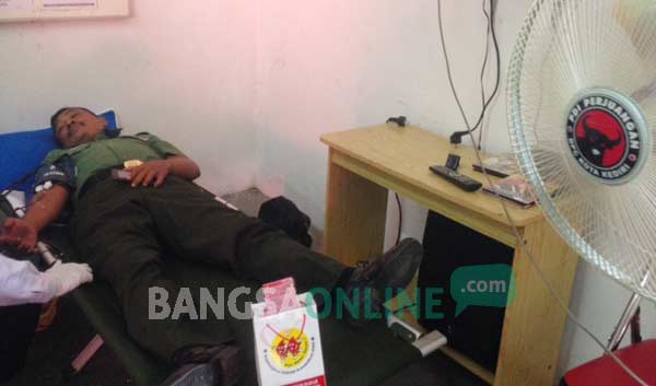 Salah satu anggota TNI saat ikut donor darah di kantor DPC PDI Perjuangan Kota Kediri. foto: arif kurniawan/ BANGSAONLINE