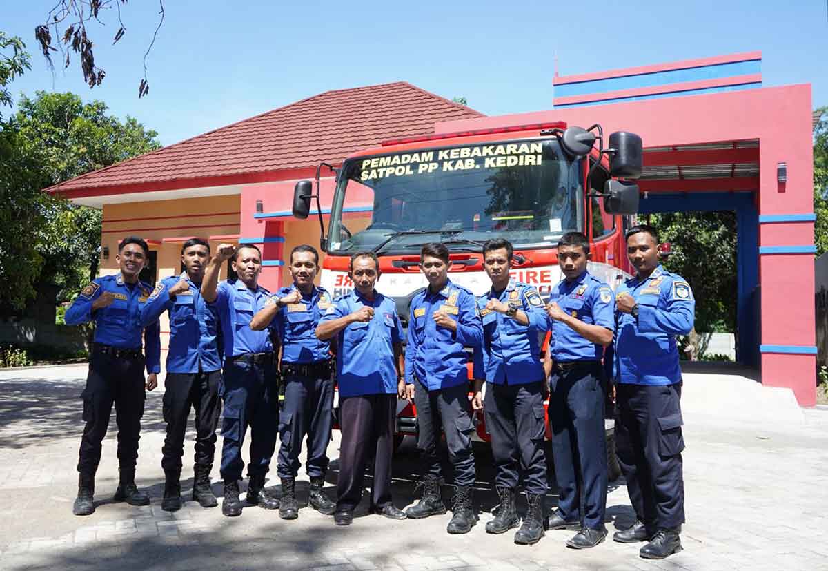 Petugas Damkar Kabupaten Kediri yang selalu siap siaga. Foto: Ist