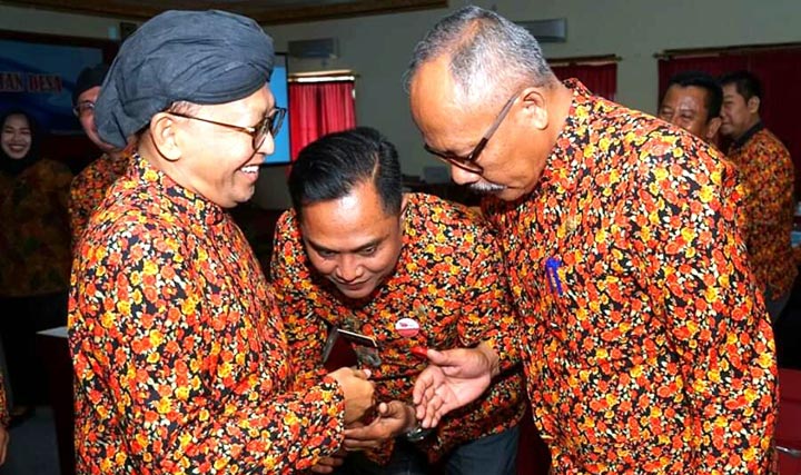 Bupati Sumnenep Dr. KH. A. Busyro Karim, pada acara pembukaan sosialisasi Pembentukan Badan Permusyawaratan Desa (BPD) Tahun 2020-2026.