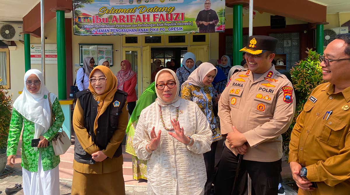 Menteri PPPA, Arifatul Choiri Fauzi, didampingi Kapolres Gresik, AKBP Ramadhan Nasution, saat berkunjung ke TPA PIKA PG. Foto: Ist