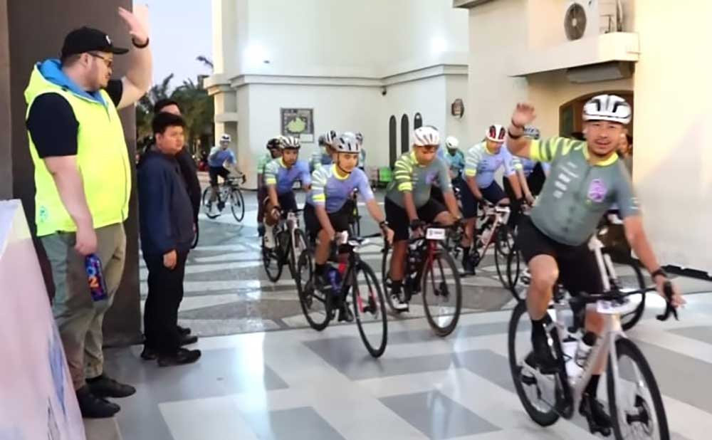 Bupati Kediri Hanindhito Himawan Pramana saat menyapa para peserta Kediri Dholo Kom usai acara pemberangkatan peserta.