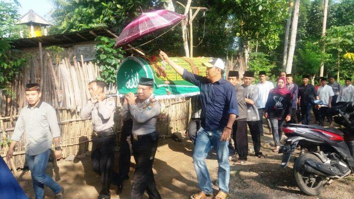 Kapolsek Singojuruh Banyuwangi Panggul Keranda Jenazah Serma Suroso