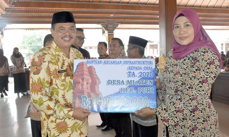Bupati Pungkasiadi memberikan bantuan keuangan desa secara simbolis kepada kades. 