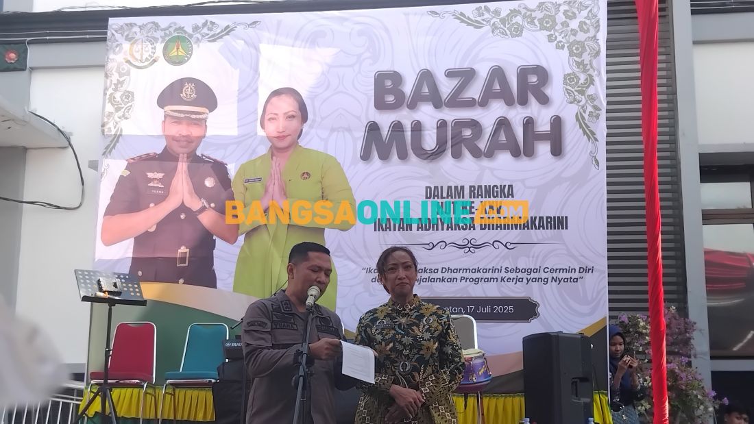  Kajari Magetan, Yuana Nur Ziam didampingi istri saat memberi sambutan. Foto: Hendro Suhartono/BANGSAONLINE