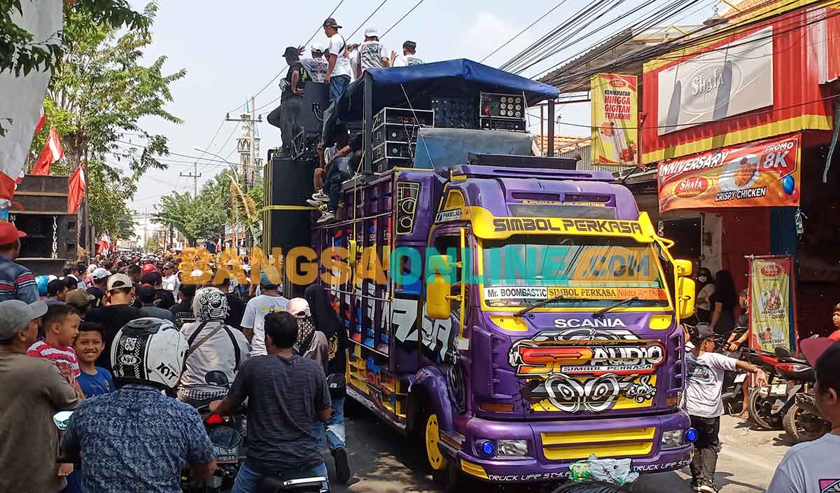 Sound horeg yang mengiringi jalan sehat di Desa Pelemwatu, Kecamatan Menganti, Gresik. Foto: SYUHUD/BANGSAONLINE