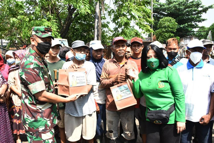 Gelar Jumat Berkah, Korem 084/Bhaskara Jaya Bagikan Nasi Kotak dan Tali Asih di Sejumlah Titik