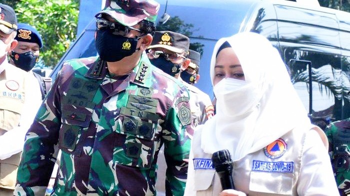Bupati Ikfina mendampingi Panglima TNI saat kunjungan kerja di Puskesmas Gayaman, Kecamatan Mojoanyar, Minggu (1/8) siang. foto: ist.