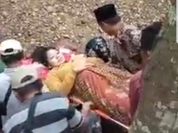 Inilah tangkapan layar perempuan di Jember yang ditandu saat mau melahirkan. Foto: WA