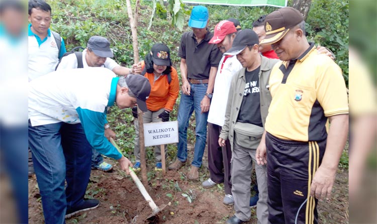 Sekretaris Daerah Pemkot Kediri Budwi Sunu, mewakili Wali Kota Kediri Abdullah Abu Bakar sedang menanam pohon. (foto: MUJI HARJITA/ BANGSAONLINE)