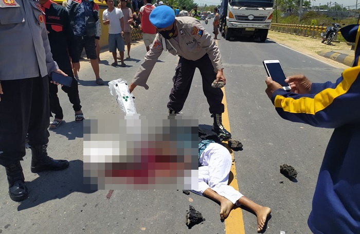 Jenazah korban sebelum dievakuasi petugas.