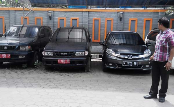 Akibat tak laku-laku, mobil operasional yang dilelang kondisinya makin mengenaskan. Mobil ini tak laku dan mengganggu pemandangan. foto: yudi eko purnomo/ BANGSAONLINE