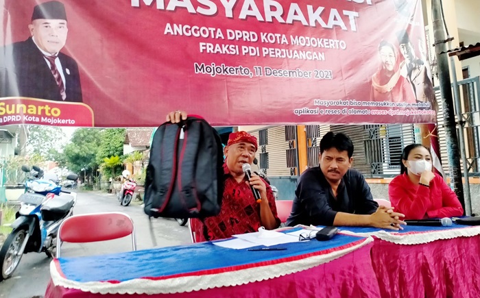 Ketua DPRD Kota Mojokerto Sunarto ketika menyosialisasikan perlunya bekal darurat pada masa bencana.