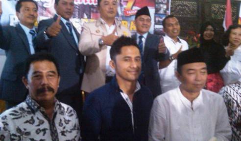 Hengky Kurniawan (depan tengah) saat foto bersama dengan para pengurus Partai Gerindra di acara HUT Partai Gerindra yang ke 7