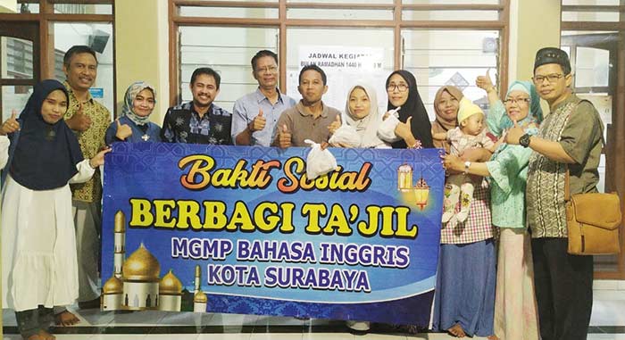 MGMP Bahasa Inggris SMP Kota Surabaya Berbagi Takjil