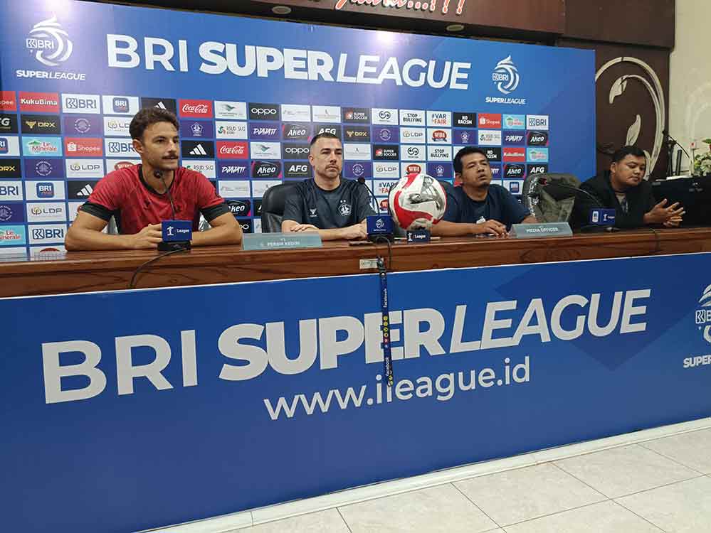 Pemain Persik Kediri, Jose Enrique (kiri) dan Pelatih Persik Kediri, Marcos Reina (nomor 2 dari kiri) dalam acara konferensi pers. (Ist)