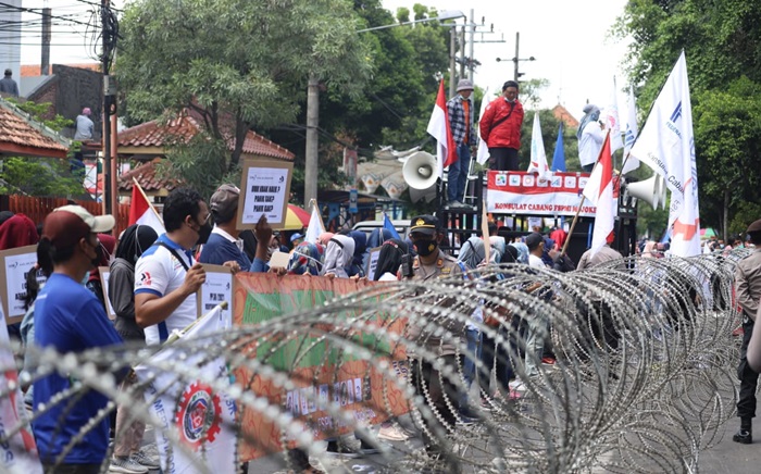 Aksi aliansi perjungan buruh saat demo di depan Kantor Bupati Mojokerto.