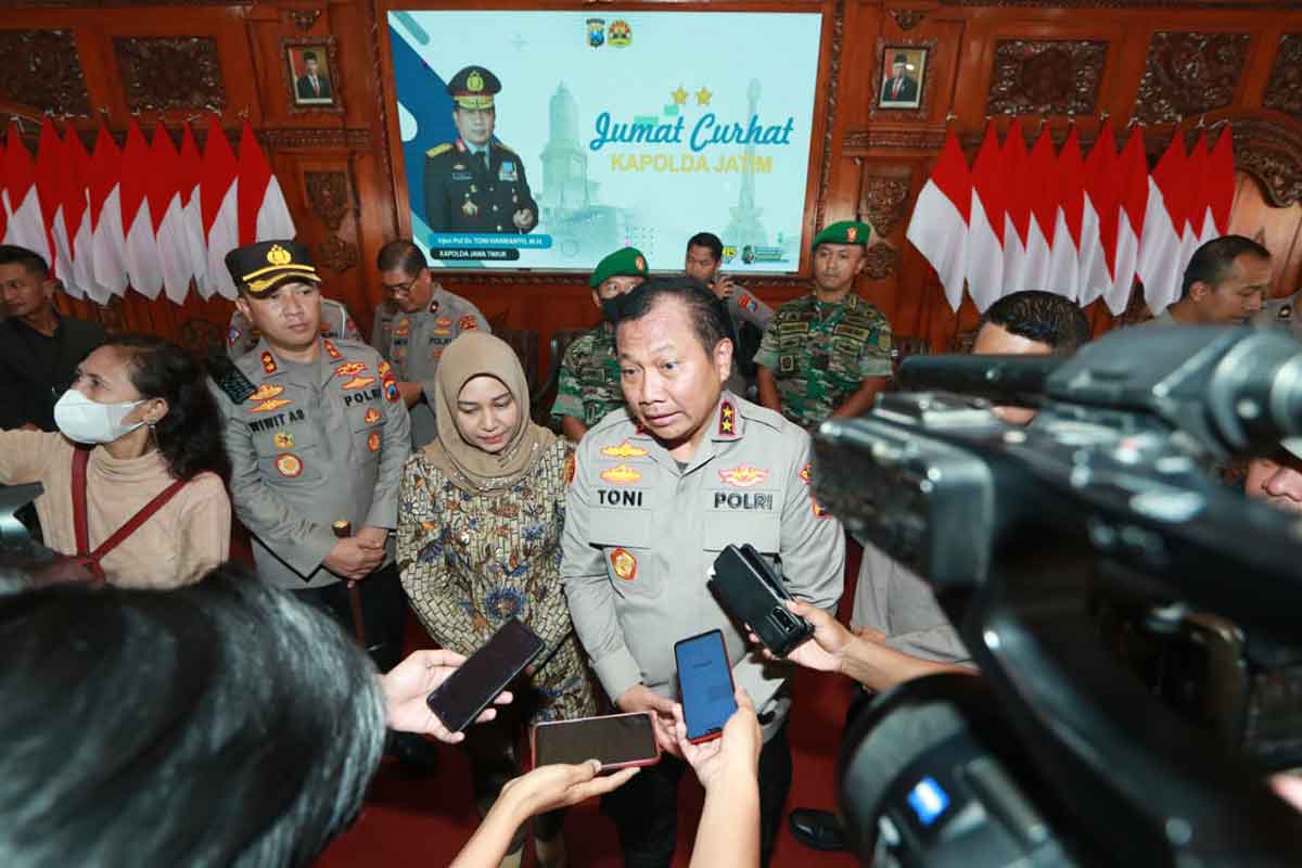 Kapolda Jatim, Irjen Pol Dr. Toni Hermanto saat diwawancarai awak media, Jumat (20/1/2023)