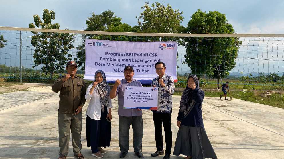Branch Manager BRI Tuban, Mohammad Arief Prabowo saat menyerahkan simbolis bantuan dana CSR untuk pembangunan Lapangan Voli di Desa Medalem, Kecamatan Senori.