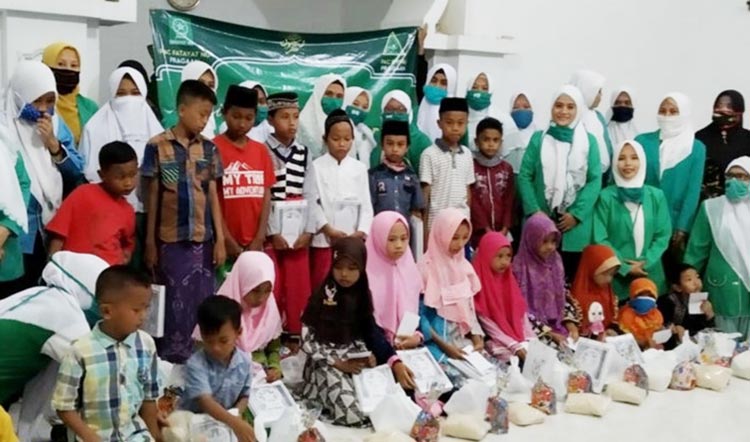 Para pengurus Fatayat NU Kecamatan Pragaan foto bersama anak yatim.