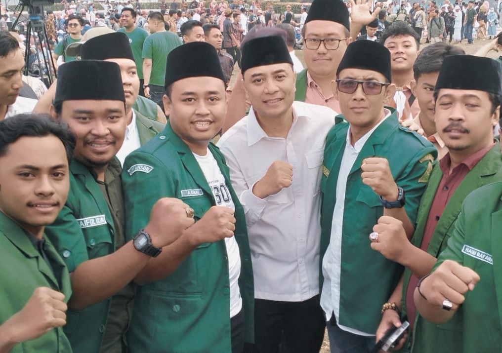 chnaf Al Ashbahani bersama pengurus GP Ansor Kota Surabaya dalam satu kegiatan dengan Wali Kota Surabaya, Eri Cahyadi