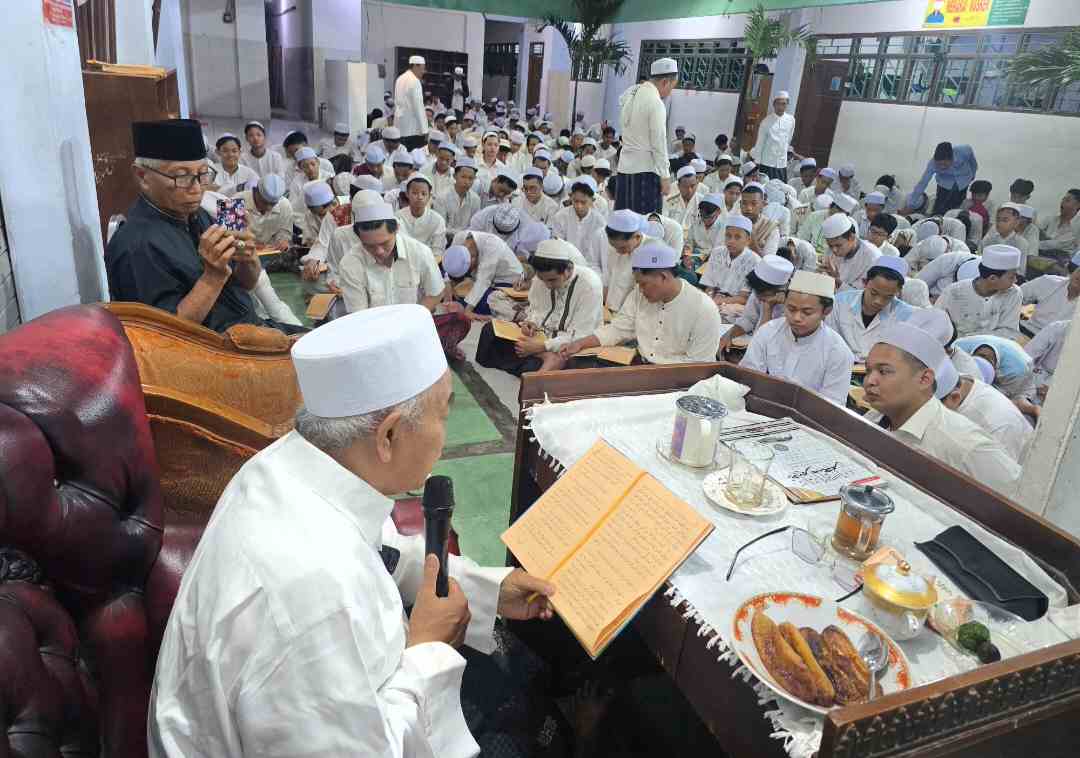 Prof Dr KH Asep Saifuddin Chalim, MA, membaca kitab di depan ribaun santri Pondok Pesantren Amanatul Ummah di Jalan Siwalankerto Surabaya, Rabu (6/5/2026). Foto: M. Mas