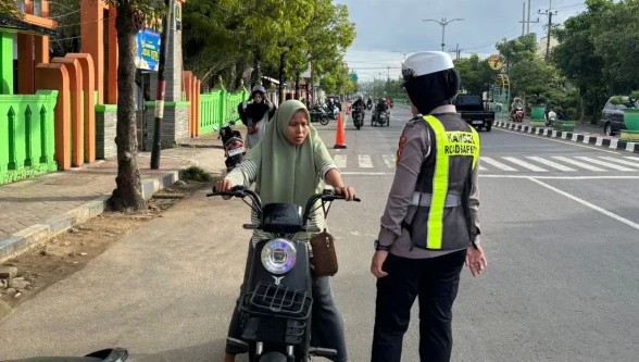Anggota Satlantas Sumenep saat beri edukasi lalin di kawasan Pasar Anom
