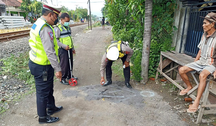 Petugas kepolisian saat olah TKP korban tersambar kereta api di Sidoarjo. 