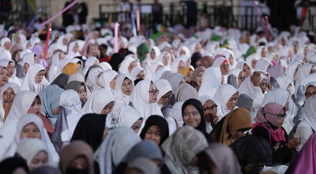 Ribuan jemaah pada saat Ngaji Bareng KH. Mustofa Bisri menyambut Tahun Baru Islam 2024