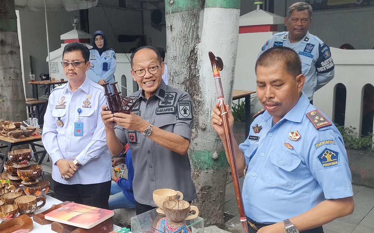 Kakanwil Kemenkumham Jawa Timur Imam Jauhari (tengah) saat menunjukkan hasil karya Warga Binaan Lapas Kediri berupa miniatur kapal pinisi didampingi Kepala Divisi Pemasyarakatan Teguh dan Kepala Lapas Kediri Hanafi (kanan). Foto: MUJI HARJITA/ BANGSAONLINE