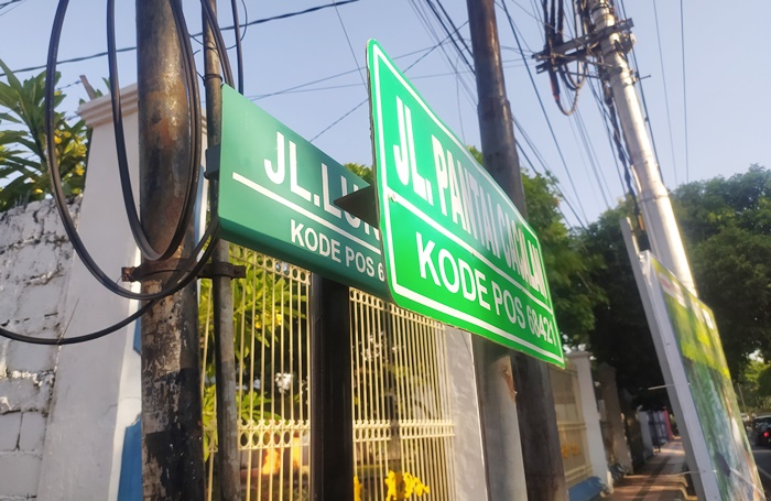 Plang kedua nama jalan yang terletak di Lingkungan Sukowidi, Kelurahan Klatak, Kecamatan Kalipuro.