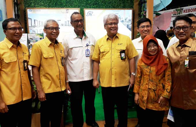 Dirut PG Nugroho Christijanto(4 dari kanan) di sela-sela meninjau stan pada ajang KIPG. foto: Syuhud/ Bangsaonline.com