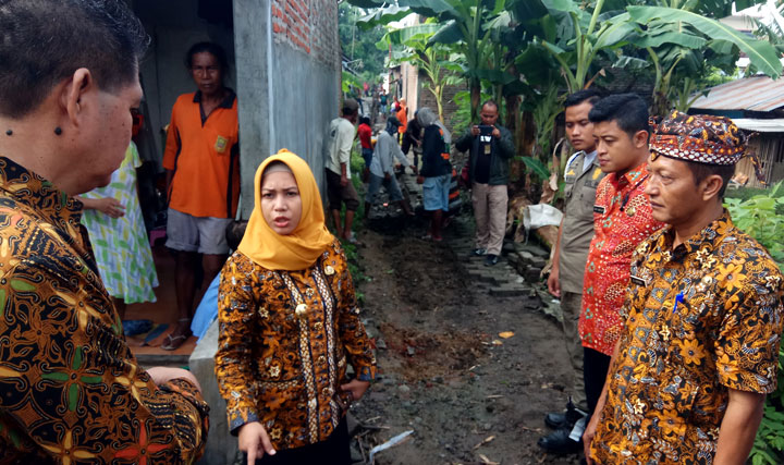 Wali Kota Ika Puspitasari didampingi Kepala DPUPR Mashudi ketika sidak di Kedungsari untuk melihat langsung dampak proyek. foto: YUDI EP/ BANGSAONLINE