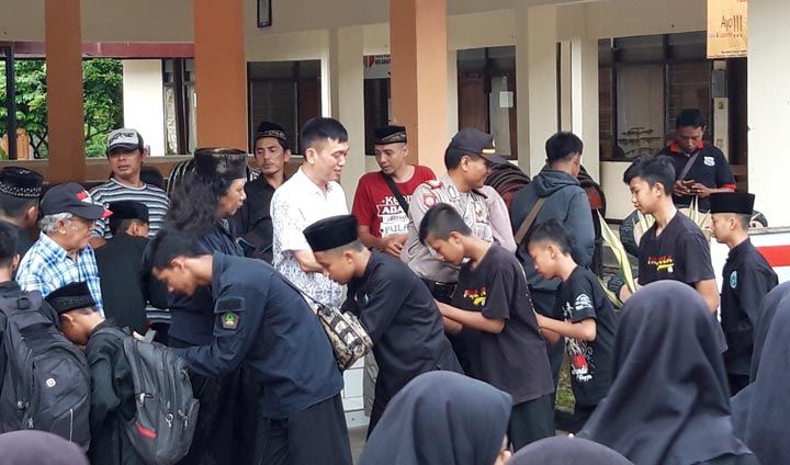 Para siswa Pagar Nusa saat berpamitan dengan Kapolsek Semen, AKP Siswandi. foto: MUJI HARJITA/ BANGSAONLINE