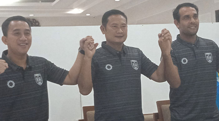 Pembina tim Persela saat memperkenalkan manajer baru dan pemain barunya.