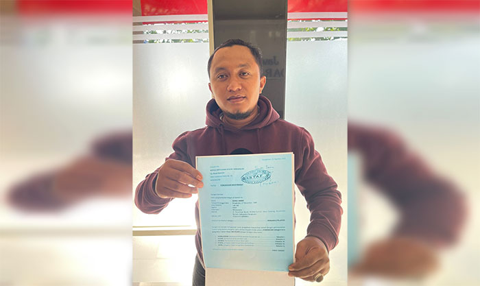 Salah satu warga Petrah, Suhul Anam, saat menunjukkan bukti laporan kepada awak media.