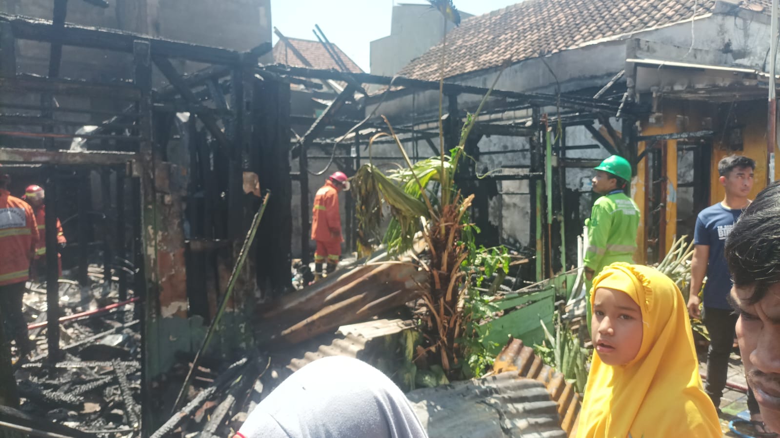 Kondisi 3 rumah warga Desa Pulopancikan RT 001 RW 003, Kecamatan Gresik hangus usai terbakar. (dok. Ist)
